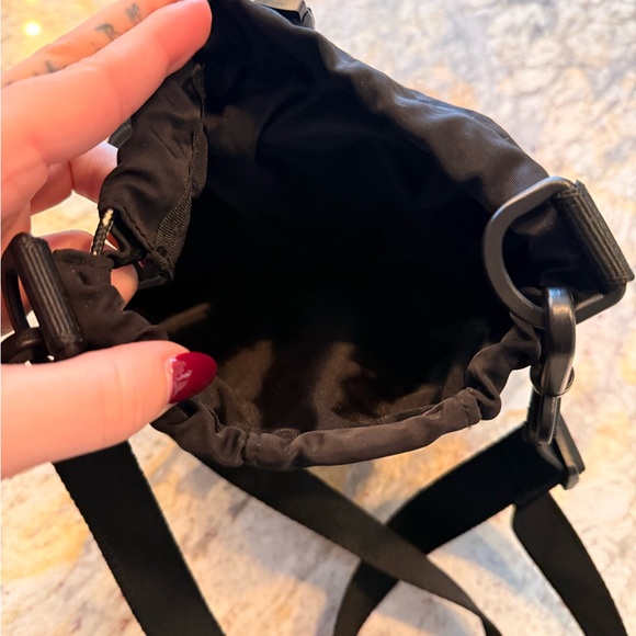 BÉIS THE MAGNETIC WATER BOTTLE SLING IN BLACK - Picture 3 of 5